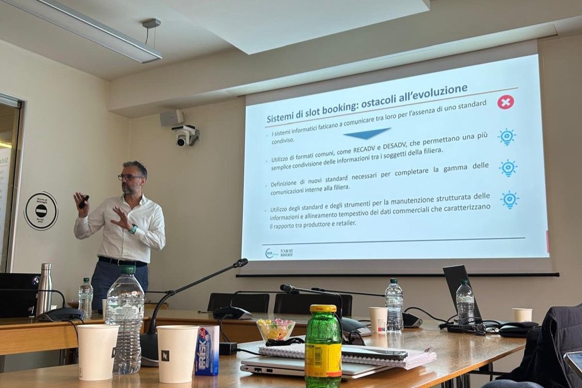 Gabriele Belloni aBCD Consulting docente al corso GS1 Italy mentre tiene la lezione